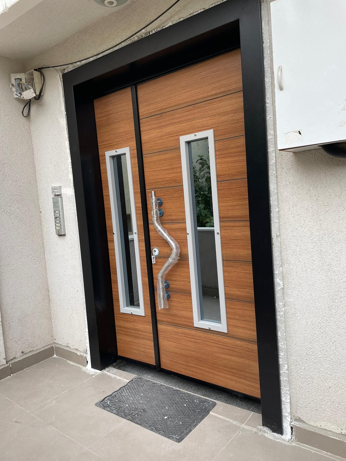 Modern Antrasit Latalı Villa Giriş Kapısı