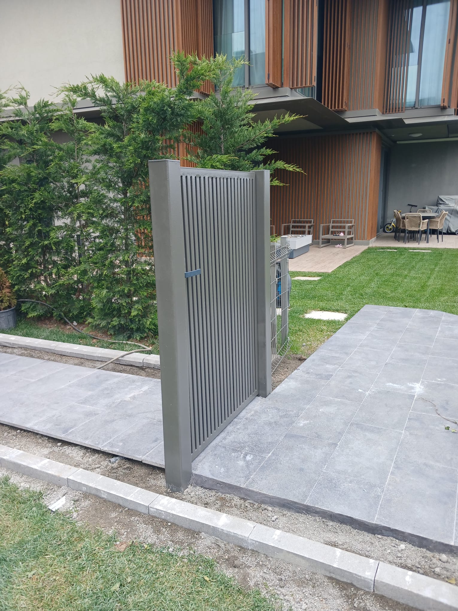 Geniş Arazi Yeşil Panel Tel Çit Uygulaması