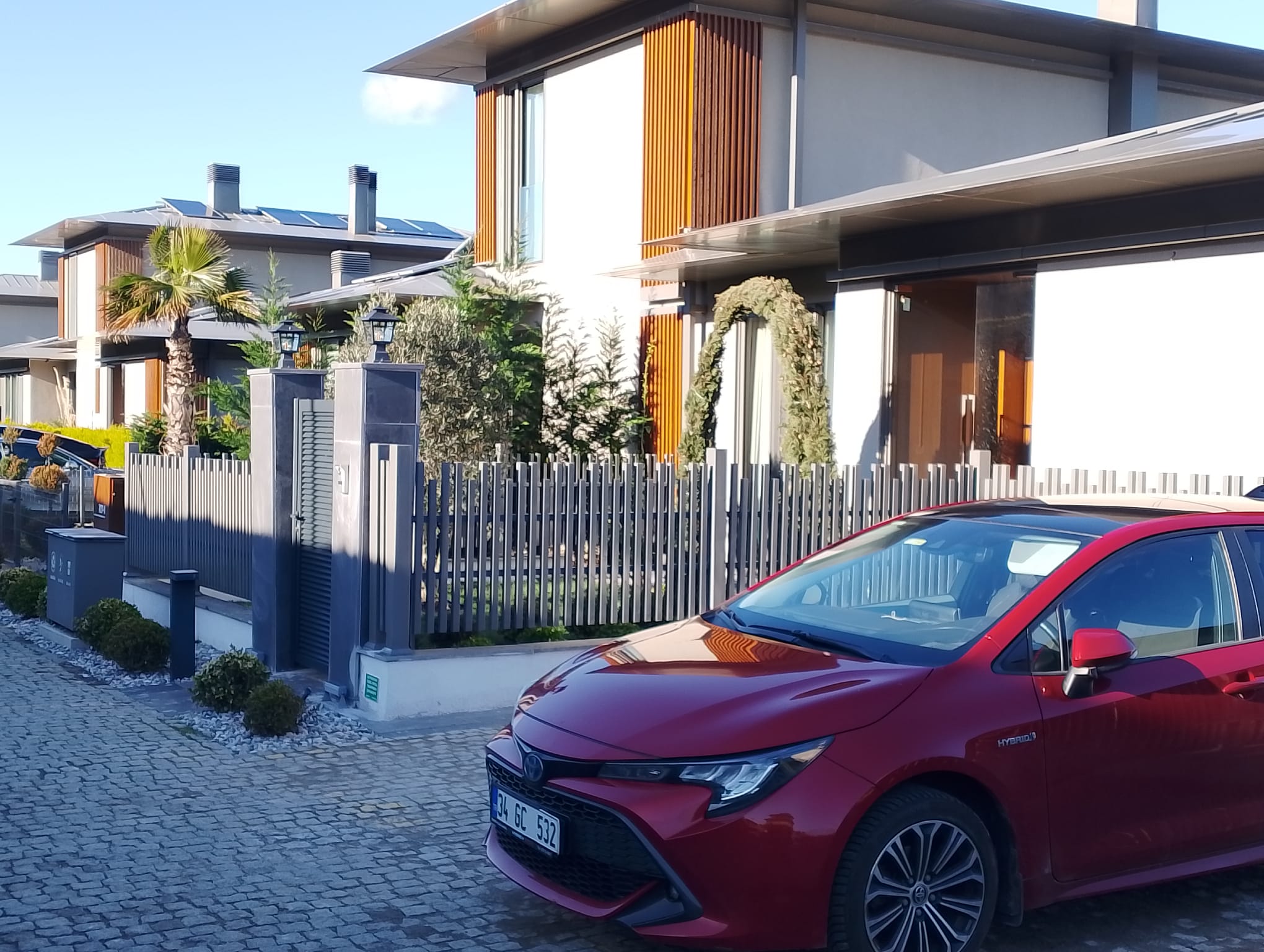 Bahçe Duvarı Üstü Panel Çit Montajı