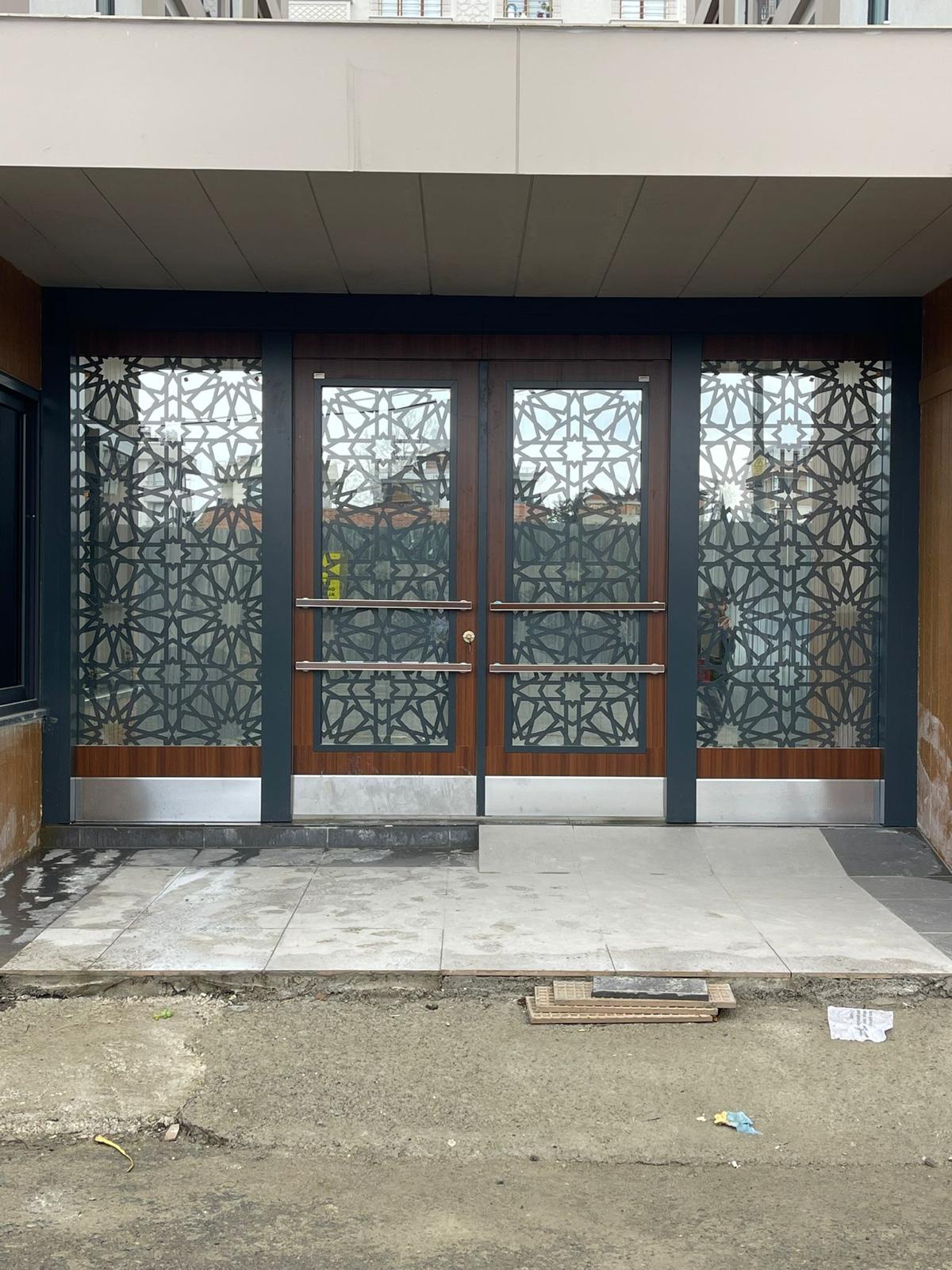 Lazer Kesim Motifli Modern Bina Giriş Kapısı