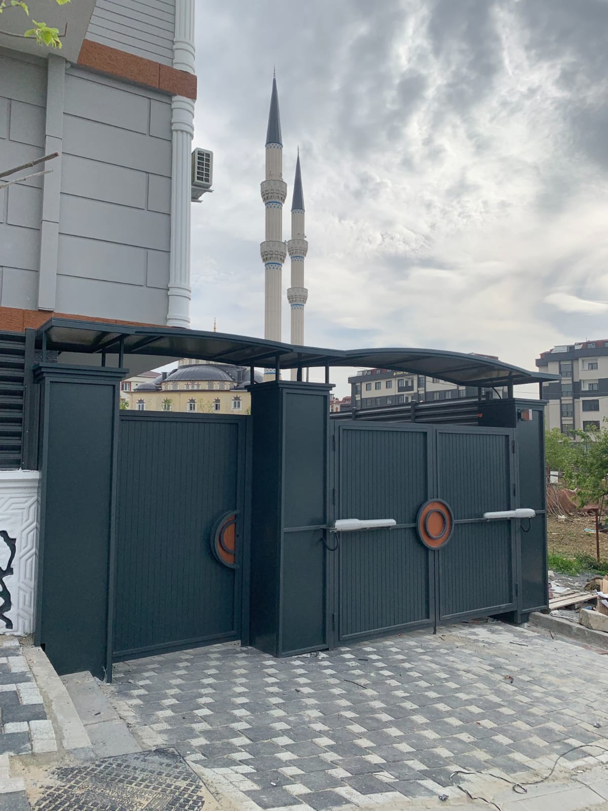 Motorlu Sürgülü Ferforje Garaj ve Bahçe Kapısı